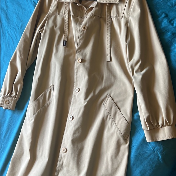 Yellow hooded London dog maincoat in wonderful condition. Missing the waist tie - Picture 4 of 6
